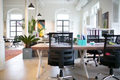 La oficina tradicional se redimensiona con la inclusión del trabajo híbrido